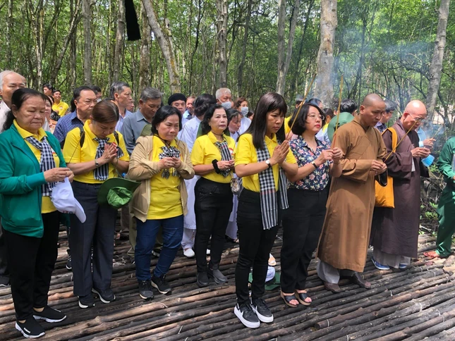 Đại diện Ủy ban MTTQVN quận 1 cùng đại diện các tôn giáo dâng hương tưởng niệm Đại diện Ủy ban MTTQVN quận 1 cùng đại diện các tôn giáo dâng hương tưởng niệm