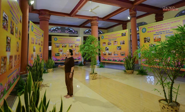 Một Phật tử đang ngắm nhìn những hình ảnh sinh hoạt của các Ban Trị sự huyện, thị xã ở Phú Yên Một Phật tử đang ngắm nhìn những hình ảnh sinh hoạt của các Ban Trị sự huyện, thị xã ở Phú Yên