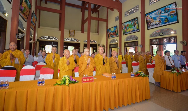 Chư tôn đức chứng minh