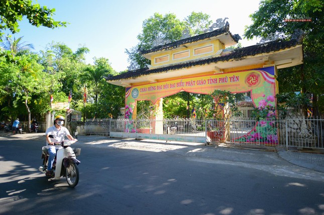 Cổng chùa Bảo Tịnh trang trí cờ, băng-rôn đón mừng đại hội