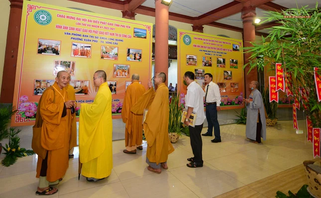 Quan khách tham quan triển lãm