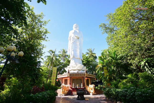 Tôn tượng Phật trong khuôn viên chùa