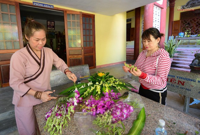2 Phật tử chùa Bảo Tịnh đang cắm hoa trang trí