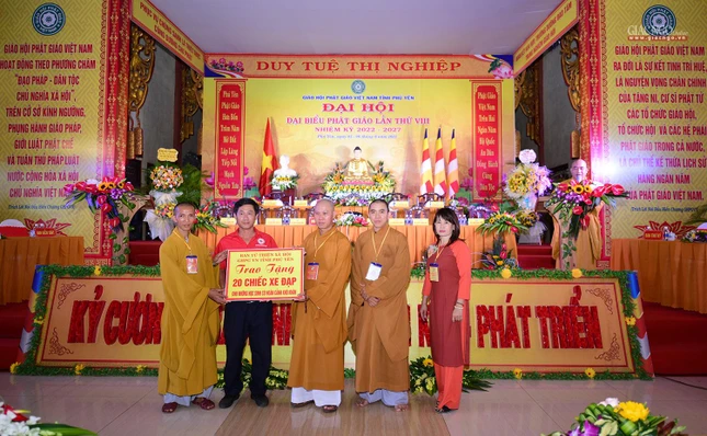 Ban Từ thiện - Xã hội GHPGVN tỉnh Phú Yên trao tặng 20 chiếc xe đạp đến Hội Chữ thập đỏ tỉnh