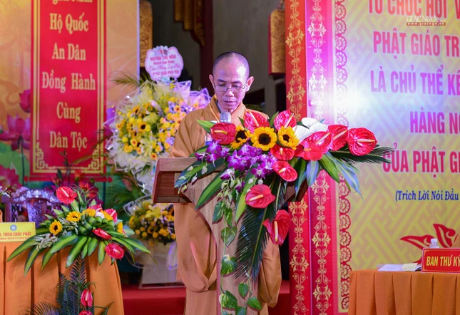 Đại đức Thích Chúc Phát báo cáo dự thảo hoạt động Phật sự trong khóa VII