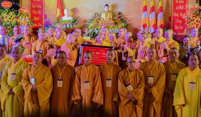 Hòa thượng Thích Thiện Nhơn tặng khánh vàng chúc mừng tân Ban Trị sự Phật giáo tỉnh Phú Yên