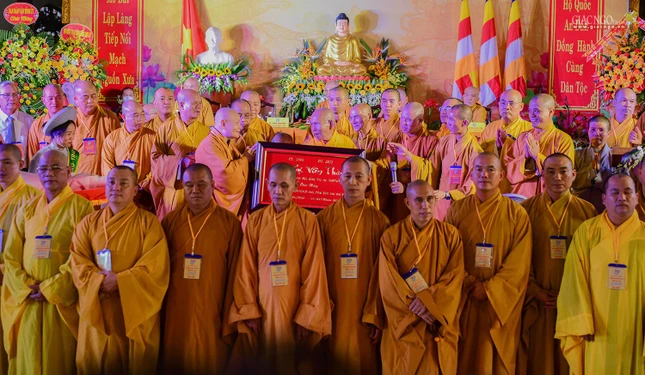 Hòa thượng Thích Thiện Nhơn tặng khánh vàng chúc mừng tân Ban Trị sự Phật giáo tỉnh Phú Yên
