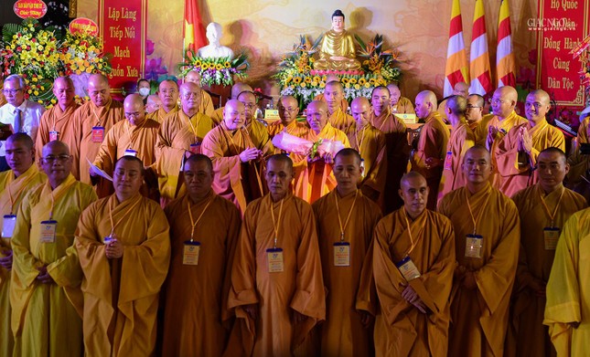 Hòa thượng Thích Thiện Nhơn tặng hoa chúc mừng tân Ban Trị sự Phật giáo tỉnh Phú Yên nhiệm kỳ 2022-2027