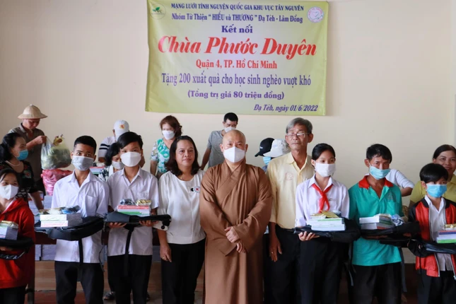 Thượng tọa Thích Minh Bảo, Trưởng ban Trị sự Phật giáo quận 4 tặng các phần quà đến các em học sinh nghèo huyện Đạ Tẻh, Lâm Đồng - Ảnh: Bảo Nguyên