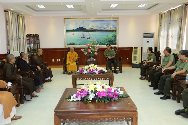 Ông Nguyễn Khỏe, Phó Giám đốc Công an tỉnh tiếp đoàn