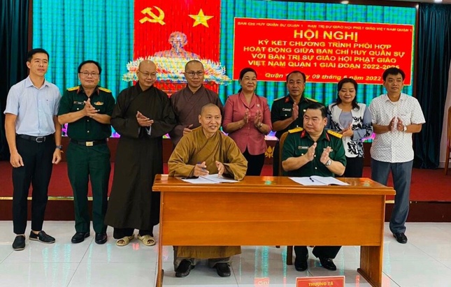 Thượng tọa Thích Minh Quang, Trưởng ban Trị sự Phật giáo quận 1 ký cam kết với Ban Chỉ huy Quân sự quận