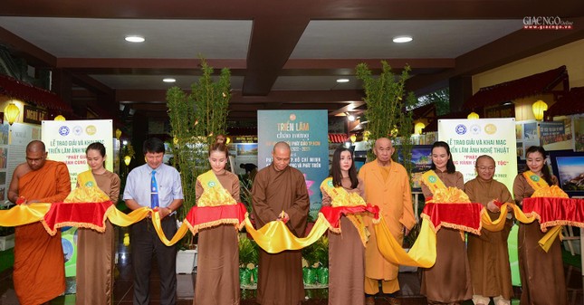 Chư tôn đức cắt băng triển lãm