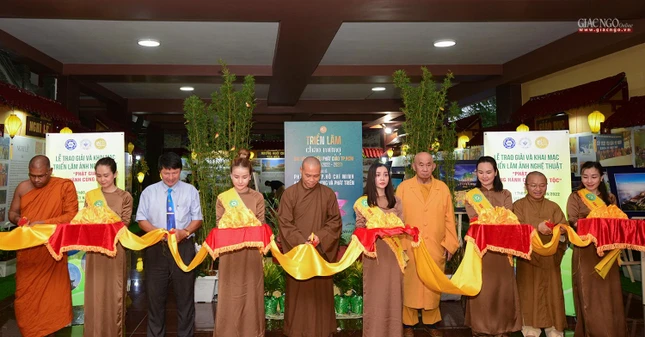 Chư tôn đức cắt băng triển lãm