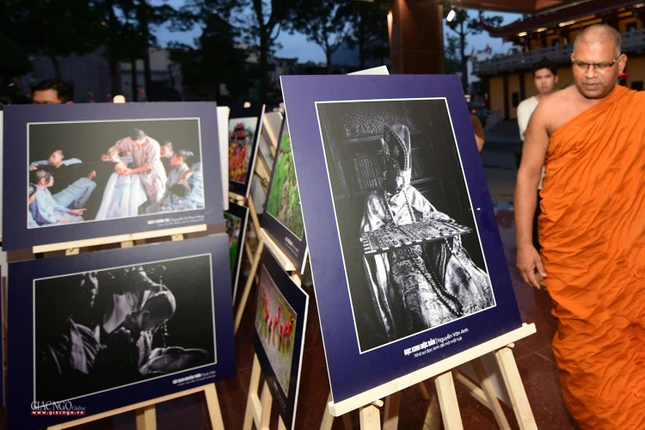 Hòa thượng-Tiến sĩ Deenanand Bhante đang ngắm những tác phẩm triển lãm