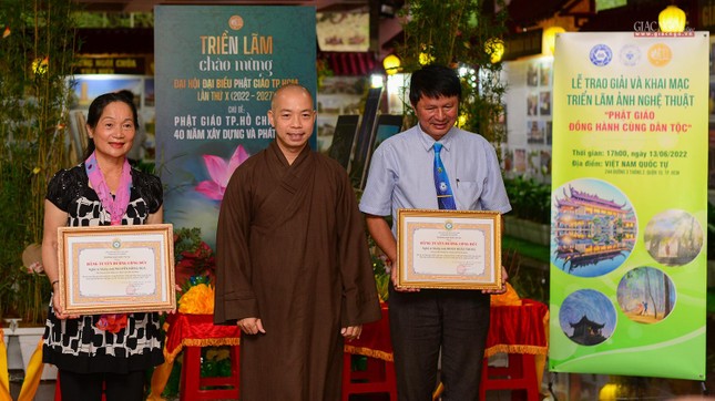 Thượng tọa Thích Quang Thạnh đại diện Ban Trị sự GHPGVN TP.HCM tặng Bằng tuyên dương công đức đến Hội Nhiếp ảnh TP.HCM