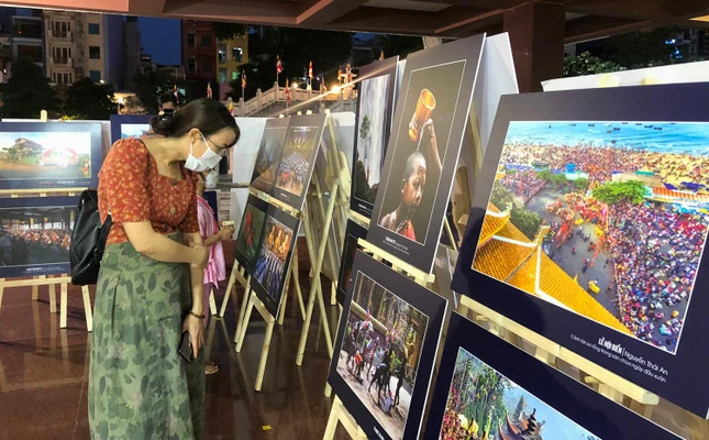 Chị Diệu Thạch (Gò Vấp) đang ngắm những bức ảnh triển lãm