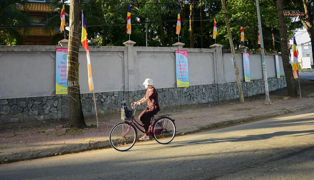Cờ, pano chào mừng được thiết trí dọc theo con đường dẫn đến nơi diễn ra đại hội