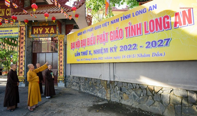 Hòa thượng Thích Minh Thiện cùng chư tôn đức tiến hành rà soát các công tác chuẩn bị