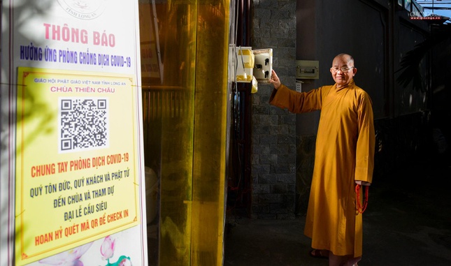 Công tác vệ sinh, khử khuẩn cũng được Ban Tổ chức chú ý. Hình ảnh Hoà thượng Thích Minh Thiện giới thiệu phòng khử khuẩn tại khuôn viên chùa