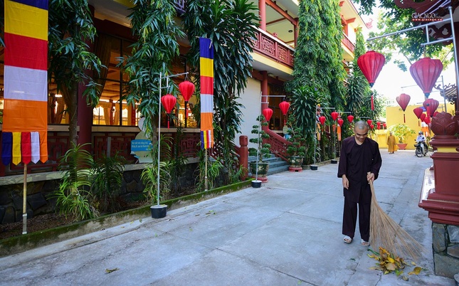 Dọn dẹp vệ sinh khuôn viên chùa Thiên Châu