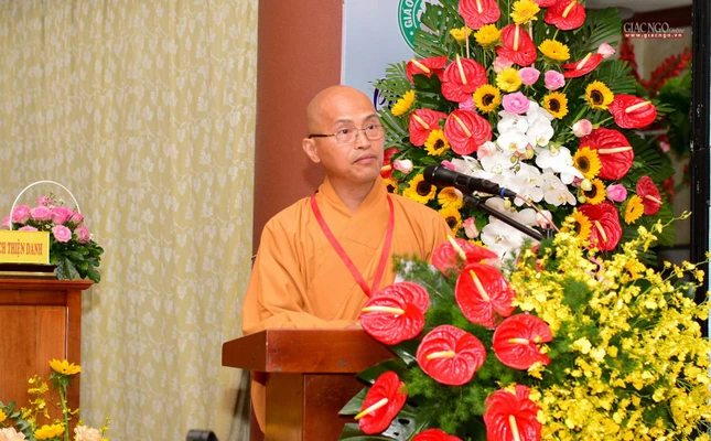Đại đức Thích Lệ Trí, Phó Trưởng ban Trị sự kiêm Trưởng ban Giáo dục GHPGVN tỉnh Long An trình bày tham luận