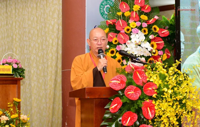 Thượng tọa Thích Quảng Tâm, Phó Trưởng ban Thường trực Ban Trị sự tỉnh báo cáo các vấn đề còn tồn đọng của Phật giáo tỉnh trong nhiệm kỳ vừa qua