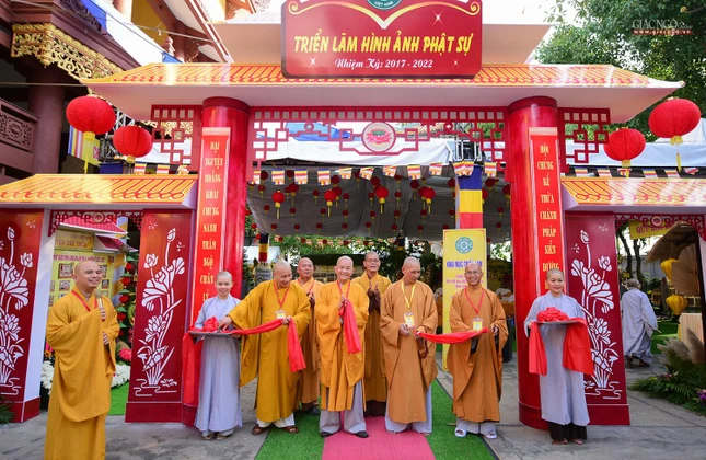 Dịp này, Ban Trị sự Phật giáo tỉnh Long An cũng tiến hành cắt băng khánh thành triển lãm ảnh Phật sự trong nhiệm kỳ vừa qua