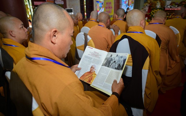 Một đại biểu Tăng tranh thủ giờ giải lao đọc báo Giác Ngộ