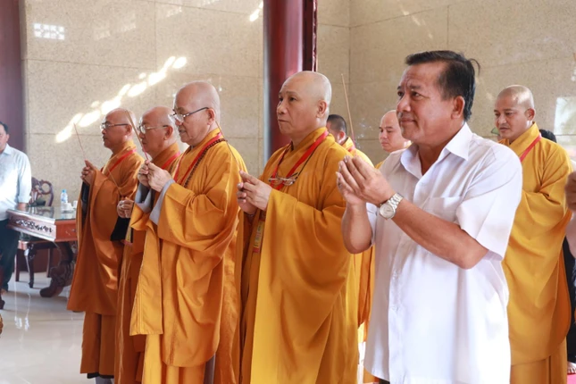 Dâng hương tưởng niệm các liệt sĩ hy sinh vì dân tộc