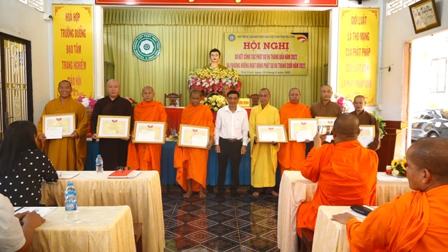 Trao bằng khen của Trung ương MTTQVN đến 3 tập thể và 8 cá nhân có thành tích xuất sắc trong công cuộc xây dựng quê hương đất nước