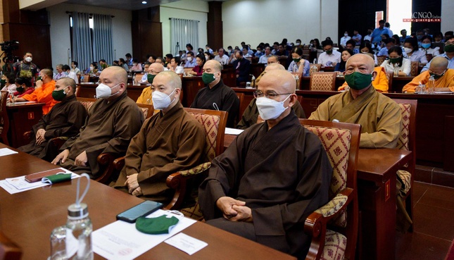 Các cử tri lắng nghe phần ý kiến của Chủ tịch nước