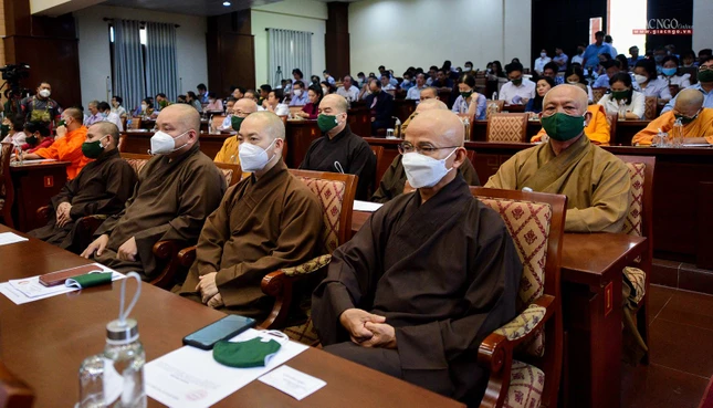 Các cử tri lắng nghe phần ý kiến của Chủ tịch nước