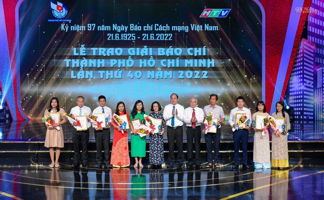 Nhà báo Như Danh, Báo Giác Ngộ thứ hai từ phải qua nhận giải khuyến khích tại lễ trao giải