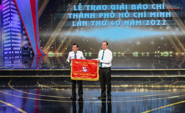 Ông Nguyễn Hồ Hải, Phó Bí thư Thành ủy TP.HCM đại diện tặng cờ thi đua đến Hội Nhà báo TP