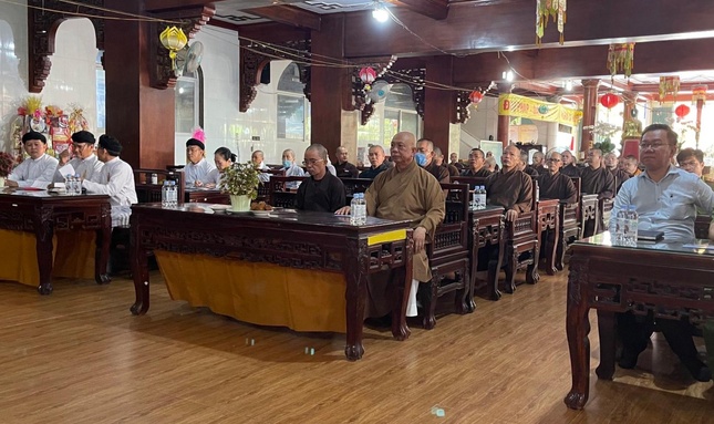 Thượng tọa Thích Thiện Từ, Trưởng ban Trị sự GHPGVN huyện Nhà Bè cùng chư tôn đức trong Thường trực Ban Trị sự và Tăng Ni trụ trì các tự viện trên địa bàn tại hội nghị