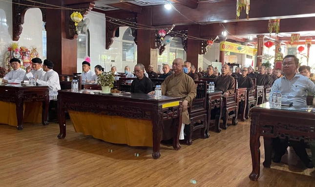 Thượng tọa Thích Thiện Từ, Trưởng ban Trị sự GHPGVN huyện Nhà Bè cùng chư tôn đức trong Thường trực Ban Trị sự và Tăng Ni trụ trì các tự viện trên địa bàn tại hội nghị