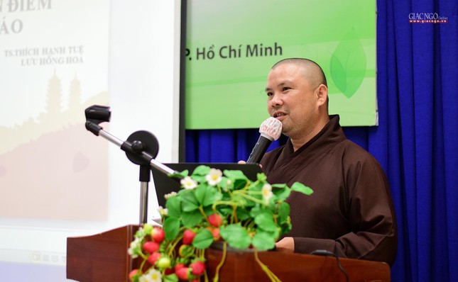 Đại đức Thích Hạnh Tuệ trình bày tham luận "Triết lý ứng xử với môi trường sinh thái theo quan điểm của Phật giáo"