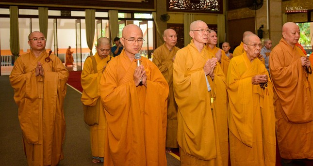 Thượng tọa Thích Thiện Quý thay lời chư tôn đức niệm ân công trạng của Trưởng lão Hòa thượng