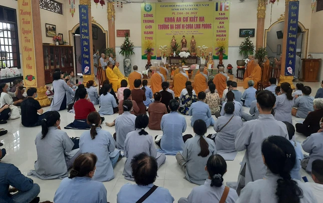 Cúng dường tại hạ trường chùa Linh Phong, tỉnh Tiền Giang