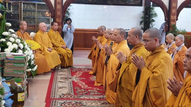 Thượng tọa Thích Minh Quang tác bạch cúng dường tại trường hạ tổ đình Phổ Quang