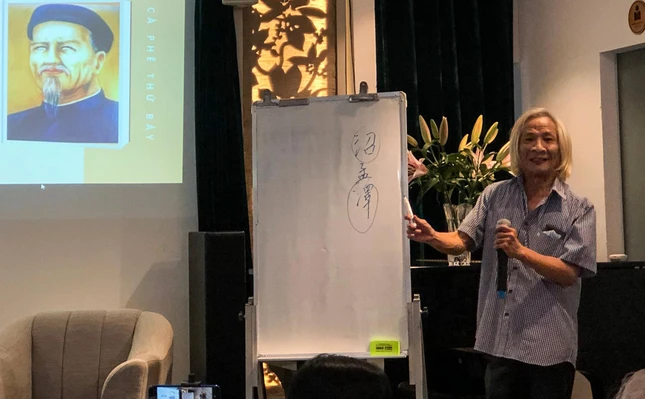 Nhà nghiên cứu Cao Tự Thanh đang phân tích chiết tự chữ Hán liên quan đến tên của nhà thơ Nguyễn Đình Chiểu