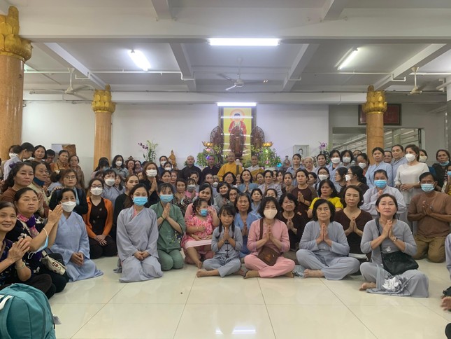 Ảnh lưu niệm đoàn cúng dường các trường hạ ở miền Tây do Đại đức Thích Đức Thông hướng dẫn - Ảnh: Đức Thông