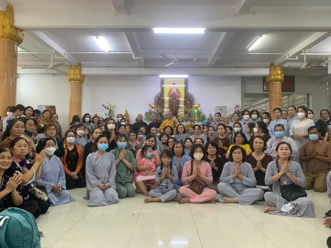 Ảnh lưu niệm đoàn cúng dường các trường hạ ở miền Tây do Đại đức Thích Đức Thông hướng dẫn - Ảnh: Đức Thông