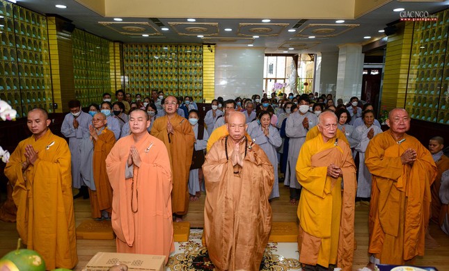 Thượng tọa Thích Thiện Từ, Trưởng ban Trị sự kiêm Trưởng ban Tăng sự GHPGVN huyện Nhà Bè hướng dẫn các thành viên trong đoàn tác pháp cúng dường