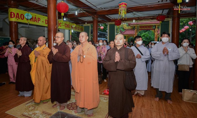 Đại đức Thích Đức Thông, Phó Trưởng ban kiêm Chánh Thư ký ban Trị sự huyện Nhà Bè sau khi cúng dường trường hạ chùa Đức Phú (huyện Nhà Bè) thì hướng dẫn đoàn cúng dường các trường hạ miền Tây