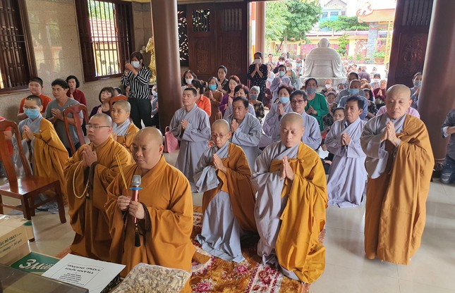 Thượng tọa Thích Minh Bảo, Trưởng Ban Trị sự GHPGVN quận 4 hướng dẫn các thành viên trong đoàn đảnh lễ Tam bảo