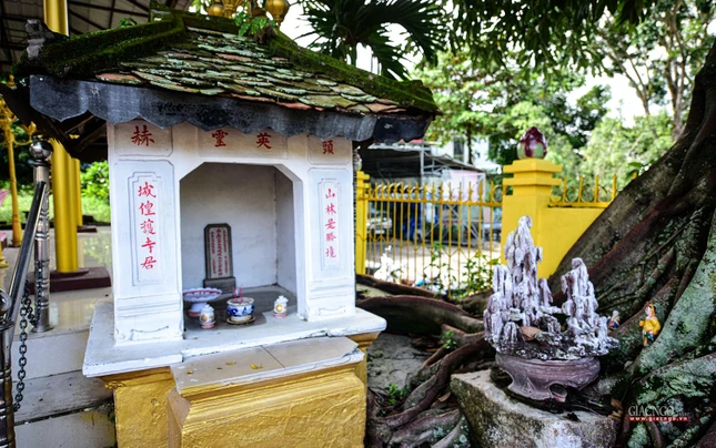 Miếu thờ nhỏ trong khuôn viên chùa