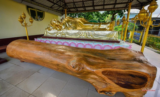 Trụ gỗ cà chít đánh dấu nơi chôn cất thi hài của 5 binh sĩ Nhật Bản tự sát năm 1945