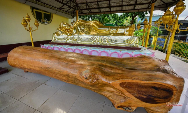 Trụ gỗ cà chít đánh dấu nơi chôn cất thi hài của 5 binh sĩ Nhật Bản tự sát năm 1945