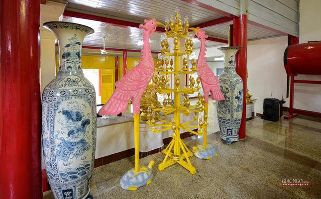Cặp hạc vàng được vua ban được tôn trí trong chánh điện